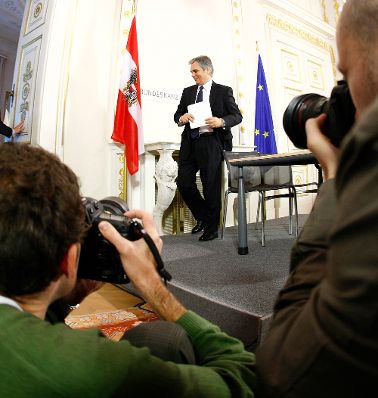 Bundeskanzler Werner Faymann beim Pressefoyer nach dem Ministerrat am 17. November 2009 im Bundeskanzleramt.