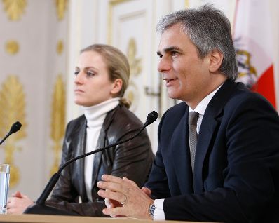Bundeskanzler Werner Faymann beim Pressefoyer nach dem Ministerrat am 20. J&auml;nner 2009 im Bundeskanzleramt. Im Bild mit Pressesprecherin Angelika Feigl.