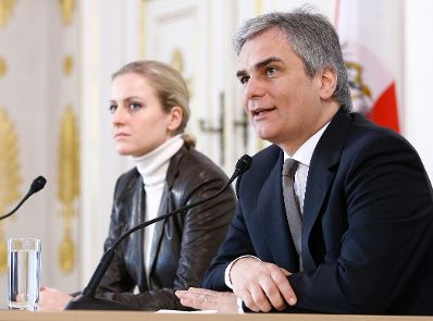 Bundeskanzler Werner Faymann beim Pressefoyer nach dem Ministerrat am 20. J&auml;nner 2009 im Bundeskanzleramt. Im Bild mit Pressesprecherin Angelika Feigl.
