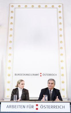 Bundeskanzler Werner Faymann beim Pressefoyer nach dem Ministerrat am 20. J&auml;nner 2009 im Bundeskanzleramt. Im Bild mit Pressesprecherin Angelika Feigl.