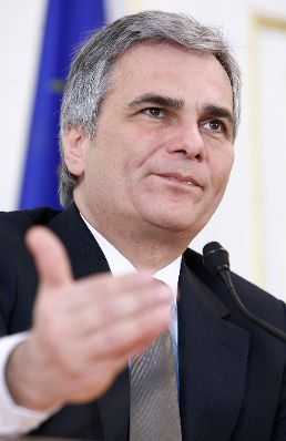 Bundeskanzler Werner Faymann beim Pressefoyer nach dem Ministerrat am 20. J&auml;nner 2009 im Bundeskanzleramt.