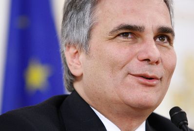 Bundeskanzler Werner Faymann beim Pressefoyer nach dem Ministerrat am 20. J&auml;nner 2009 im Bundeskanzleramt.