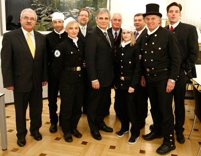 Am 21. Dezember 2009 empfing Bundeskanzler Werner Faymann (M) Mitglieder des Rauchfangkehrer-Verbandes sowie eine Delegation von Rauchfangkehrerinnen und Rauchfangkehrern aus Salzburg im Bundeskanzleramt.