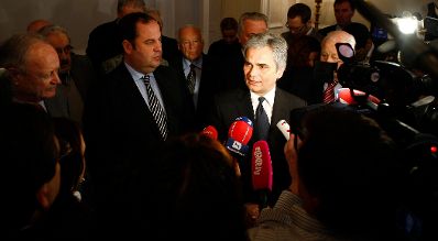 Vor dem Ministerrat am 24. November 2009 gab Bundeskanzler Werner Faymann (R) gemeinsam mit Finanzminister Josef Pr&ouml;ll (M) ein Statement zum Thema Pensionsanpassung ab.