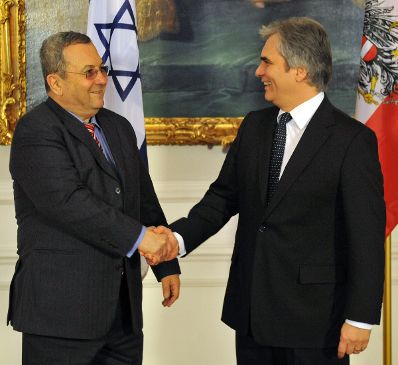 Montag, den 14. Dezember 2009 traf &Ouml;sterreichs Bundeskanzler Werner Faymann (r.) im Bundeskanzleramt in Wien mit dem stellvertretenden Premierminister und Verteidigungsminister von Israel Ehud Barak (l.) zu politischen Gespr&auml;chen zusammen.