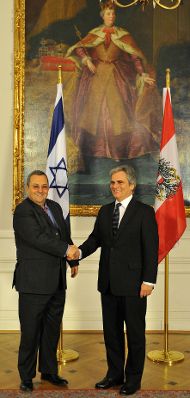 Montag, den 14. Dezember 2009 traf &Ouml;sterreichs Bundeskanzler Werner Faymann (r.) im Bundeskanzleramt in Wien mit dem stellvertretenden Premierminister und Verteidigungsminister von Israel Ehud Barak (l.) zu politischen Gespr&auml;chen zusammen.
