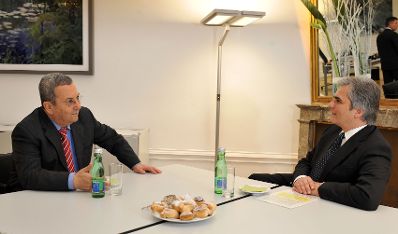 Montag, den 14. Dezember 2009 traf &Ouml;sterreichs Bundeskanzler Werner Faymann (r.) im Bundeskanzleramt in Wien mit dem stellvertretenden Premierminister und Verteidigungsminister von Israel Ehud Barak (l.) zu politischen Gespr&auml;chen zusammen.