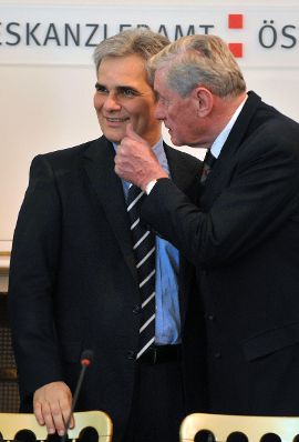 Montag, den 23. November 2009 fand im Bundeskanzleramt in Wien die politische Auftaktveranstaltung 'Eine Strategie f&uuml;r Forschung, Technologie und Innovation in &Ouml;sterreich' unter Leitung von Bundeskanzler Werner Faymann mit Vertretern aus Politik, Wirtschaft, Wissenschaft und Kultur statt. Im Bild Bundeskanzler Faymann (L) mit AIT-Chef Hannes Androsch (R).