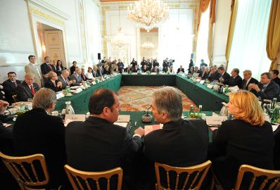 Montag, den 23. November 2009 fand im Bundeskanzleramt in Wien die politische Auftaktveranstaltung 'Eine Strategie f&uuml;r Forschung, Technologie und Innovation in &Ouml;sterreich' unter Leitung von Bundeskanzler Werner Faymann mit Vertretern aus Politik, Wirtschaft, Wissenschaft und Kultur statt. Im Bild Vordergrund (v.L.n.R): Wissenschaftsminister Johannes Hahn, Vizekanzler, Finanzminister Josef Pr&ouml;ll, Bundeskanzler Faymann, Infrastrukturministerin Doris Bures.