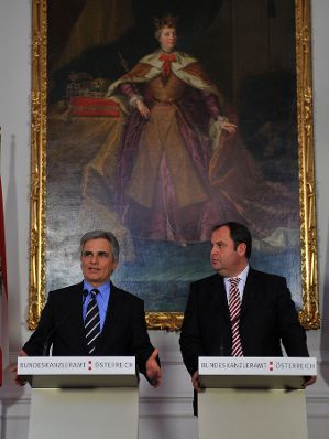 Montag, den 23. November 2009 fand im Bundeskanzleramt in Wien die politische Auftaktveranstaltung 'Eine Strategie f&uuml;r Forschung, Technologie und Innovation in &Ouml;sterreich' unter Leitung von Bundeskanzler Werner Faymann mit Vertretern aus Politik, Wirtschaft, Wissenschaft und Kultur statt. Im Bild Bundeskanzler Faymann (L) und Vizekanzler, Finanzminister Josef Pr&ouml;ll (R) bei der anschlie&szlig;enden Pressekonferenz.