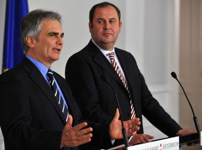 Montag, den 23. November 2009 fand im Bundeskanzleramt in Wien die politische Auftaktveranstaltung 'Eine Strategie f&uuml;r Forschung, Technologie und Innovation in &Ouml;sterreich' unter Leitung von Bundeskanzler Werner Faymann mit Vertretern aus Politik, Wirtschaft, Wissenschaft und Kultur statt. Im Bild Bundeskanzler Faymann (L) und Vizekanzler, Finanzminister Josef Pr&ouml;ll (R) bei der anschlie&szlig;enden Pressekonferenz.