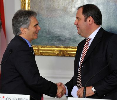 Montag, den 23. November 2009 fand im Bundeskanzleramt in Wien die politische Auftaktveranstaltung 'Eine Strategie f&uuml;r Forschung, Technologie und Innovation in &Ouml;sterreich' unter Leitung von Bundeskanzler Werner Faymann mit Vertretern aus Politik, Wirtschaft, Wissenschaft und Kultur statt. Im Bild Bundeskanzler Faymann (L) und Vizekanzler, Finanzminister Josef Pr&ouml;ll (R) bei der anschlie&szlig;enden Pressekonferenz.