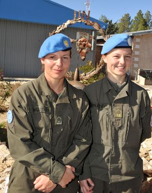 Mittwoch, den 23. Dezember 2009 besuchten &Ouml;sterreichs Bundeskanzler Werner Faymann und Verteidigungsminister Norbert Darabos die &ouml;sterreichischen UNO-Truppen am Golan, Syrien aus Anlass des bevorstehenden Weihnachtsfestes. Im Bild die Geschwister Sabrina und Tanja Grillitsch.