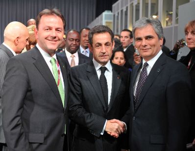 Donnerstag, den 17. Dezember 2009 fanden bei der UN-Klimakonferenz - COP15 in Kopenhagen, D&auml;nemark, die Reden der Staats- und Regierungschefs vor dem Plenum statt. Im Bild Frankreichs Pr&auml;sident Nicolas Sarkozy (M), &Ouml;sterreichs Bundeskanzler Werner Faymann (R) und &Ouml;sterreichs Umweltminister Niki Berlakovich (L).