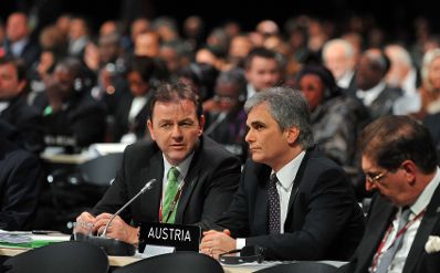 Donnerstag, den 17. Dezember 2009 fanden bei der UN-Klimakonferenz - COP15 in Kopenhagen, D&auml;nemark, die Reden der Staats- und Regierungschefs vor dem Plenum statt. Im Bild &Ouml;sterreichs Bundeskanzler Werner Faymann (M) und &Ouml;sterreichs Umweltminister Niki Berlakovich (L) im Plenum.