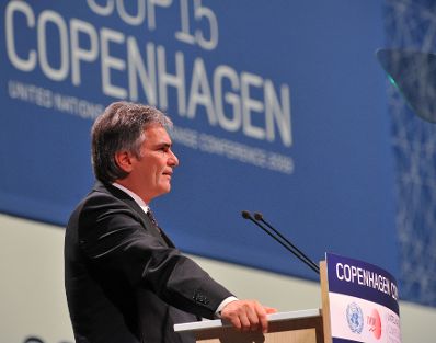 Donnerstag, den 17. Dezember 2009 fanden bei der UN-Klimakonferenz - COP15 in Kopenhagen, D&auml;nemark, die Reden der Staats- und Regierungschefs vor dem Plenum statt. Im Bild &Ouml;sterreichs Bundeskanzler Werner Faymann bei seiner Rede.