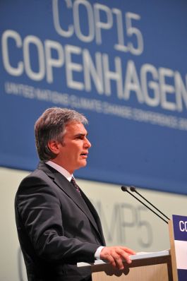 Donnerstag, den 17. Dezember 2009 fanden bei der UN-Klimakonferenz - COP15 in Kopenhagen, D&auml;nemark, die Reden der Staats- und Regierungschefs vor dem Plenum statt. Im Bild &Ouml;sterreichs Bundeskanzler Werner Faymann bei seiner Rede.