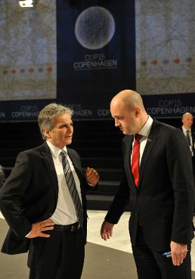 Freitag, den 18. Dezember 2009 fand in Kopenhagen, D&auml;nemark die Abschlu&szlig;sitzung der UN-Klimakonferenz - COP15 mit den Staats- und Regierungschefs statt. Im Bild &Ouml;sterreichs Bundeskanzler Werner Faymann (L) mit dem amtierenden EU-Ratsvorsitzenden, Schwedens Premierminister Fredrik Reinfeldt (R).