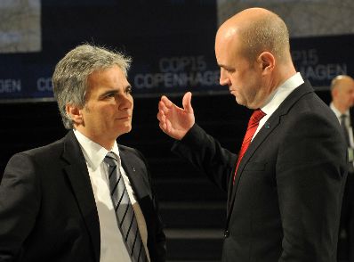 Freitag, den 18. Dezember 2009 fand in Kopenhagen, D&auml;nemark die Abschlu&szlig;sitzung der UN-Klimakonferenz - COP15 mit den Staats- und Regierungschefs statt. Im Bild &Ouml;sterreichs Bundeskanzler Werner Faymann (L) mit dem amtierenden EU-Ratsvorsitzenden, Schwedens Premierminister Fredrik Reinfeldt (R).