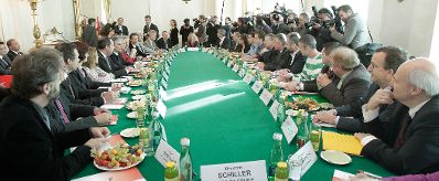 Am 23. November 2010 lud Bundeskanzler Werner Faymann Vertreterinnen und Vertreter von Lehrern, Eltern und Sch&uuml;lern sowie von Interessensverb&auml;nden und Sozialpartnern zu einem Gespr&auml;ch zum Thema &quot;Ausbau der ganzt&auml;gigen Schulangebote in &Ouml;sterreich&quot; in das Bundeskanzleramt ein.