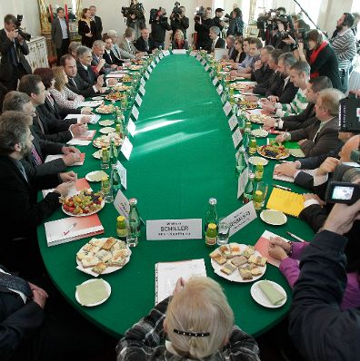 Am 23. November 2010 lud Bundeskanzler Werner Faymann Vertreterinnen und Vertreter von Lehrern, Eltern und Sch&uuml;lern sowie von Interessensverb&auml;nden und Sozialpartnern zu einem Gespr&auml;ch zum Thema &quot;Ausbau der ganzt&auml;gigen Schulangebote in &Ouml;sterreich&quot; in das Bundeskanzleramt ein.