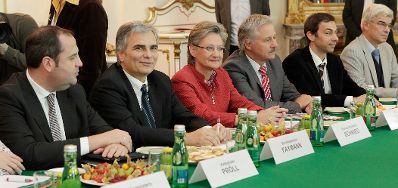 Am 23. November 2010 lud Bundeskanzler Werner Faymann Vertreterinnen und Vertreter von Lehrern, Eltern und Sch&uuml;lern sowie von Interessensverb&auml;nden und Sozialpartnern zu einem Gespr&auml;ch zum Thema &quot;Ausbau der ganzt&auml;gigen Schulangebote in &Ouml;sterreich&quot; in das Bundeskanzleramt ein.