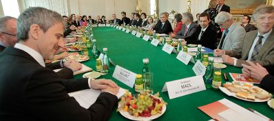 Am 23. November 2010 lud Bundeskanzler Werner Faymann Vertreterinnen und Vertreter von Lehrern, Eltern und Sch&uuml;lern sowie von Interessensverb&auml;nden und Sozialpartnern zu einem Gespr&auml;ch zum Thema &quot;Ausbau der ganzt&auml;gigen Schulangebote in &Ouml;sterreich&quot; in das Bundeskanzleramt ein.