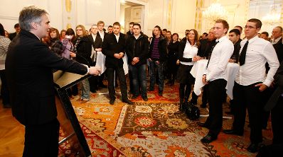 Am 23. Februar 2010 besuchten Berufssch&uuml;lerinnen und Berufssch&uuml;ler das Bundeskanzleramt in Wien. Nach einer F&uuml;hrung trafen sie mit Bundeskanzler Werner Faymann (L) zu einem Gespr&auml;ch zusammen.