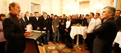 Am 23. Februar 2010 besuchten Berufssch&uuml;lerinnen und Berufssch&uuml;ler das Bundeskanzleramt in Wien. Nach einer F&uuml;hrung trafen sie mit Bundeskanzler Werner Faymann (R) zu einem Gespr&auml;ch zusammen.