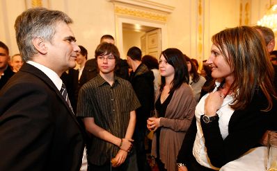 Am 23. Februar 2010 besuchten Berufssch&uuml;lerinnen und Berufssch&uuml;ler das Bundeskanzleramt in Wien. Nach einer F&uuml;hrung trafen sie mit Bundeskanzler Werner Faymann (L) zu einem Gespr&auml;ch zusammen.