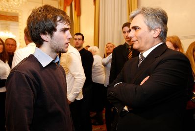 Am 23. Februar 2010 besuchten Berufssch&uuml;lerinnen und Berufssch&uuml;ler das Bundeskanzleramt in Wien. Nach einer F&uuml;hrung trafen sie mit Bundeskanzler Werner Faymann (L) zu einem Gespr&auml;ch zusammen.