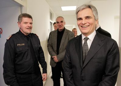 Am 25. Dezember 2010 besuchte Bundeskanzler Werner Faymann (R) die Mitarbeiterinnen und Mitarbeiter der Polizeidienststelle auf der Brandst&auml;tte in der Wiener Innenstadt.