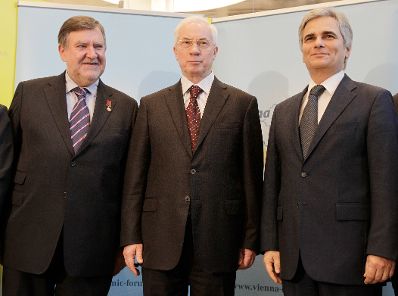 Am 8. November 2010 fand in der Raiffeisenzentralbank in Wien das 7. Vienna Economic Forum (VEF) statt. Im Bild (v.l.n.r.) Vorstandsvorsitzender der Raiffeisen International Bank-Holding AG, Herbert Stepic mit dem Ministerpr&auml;sidenten der Ukraine, Mykola Azarov und Bundeskanzler Werner Faymann.