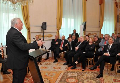 Dienstag, den 6. April 2010 &uuml;berreichte Bundeskanzler Werner Faymann im Bundeskanzleramt in Wien das Gro&szlig;e Goldene Ehrenzeichen mit dem Stern f&uuml;r Verdienste um die Republik &Ouml;sterreich an den ehemaligen Wiener Gemeinderat und Landtagspr&auml;sidenten G&uuml;nther Sallaberger (L).