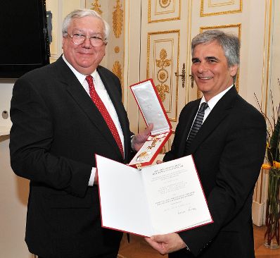 Dienstag, den 6. April 2010 &uuml;berreichte Bundeskanzler Werner Faymann (R) im Bundeskanzleramt in Wien das Gro&szlig;e Goldene Ehrenzeichen mit dem Stern f&uuml;r Verdienste um die Republik &Ouml;sterreich an den ehemaligen Wiener Gemeinderat und Landtagspr&auml;sidenten G&uuml;nther Sallaberger (L).