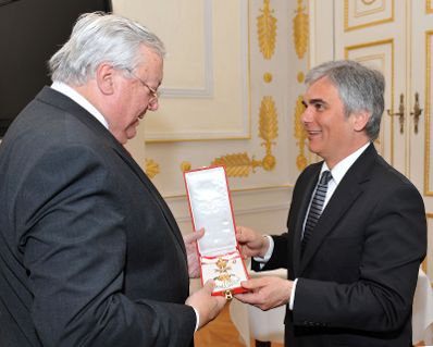 Dienstag, den 6. April 2010 &uuml;berreichte Bundeskanzler Werner Faymann (R) im Bundeskanzleramt in Wien das Gro&szlig;e Goldene Ehrenzeichen mit dem Stern f&uuml;r Verdienste um die Republik &Ouml;sterreich an den ehemaligen Wiener Gemeinderat und Landtagspr&auml;sidenten G&uuml;nther Sallaberger (L).