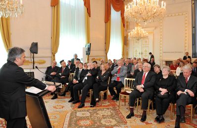 Dienstag, den 6. April 2010 &uuml;berreichte Bundeskanzler Werner Faymann (L) im Bundeskanzleramt in Wien das Gro&szlig;e Goldene Ehrenzeichen mit dem Stern f&uuml;r Verdienste um die Republik &Ouml;sterreich an den ehemaligen Wiener Gemeinderat und Landtagspr&auml;sidenten G&uuml;nther Sallaberger.