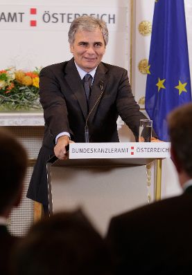 Anl&auml;sslich der Ehrung der drei &ouml;sterreichischen Helfer bei der Rettung der chilenischen Bergleute, lud Bundeskanzler Werner Faymann (im Bild) und Staatssekret&auml;r Josef Ostermayer am 4. November 2010 zu einem Empfang ins Bundeskanzleramt. Peter Lanschober aus Oberwart/Burgenland sowie Johannes Pemberger und Heinrich Tilz aus H&uuml;ttenberg/K&auml;rnten wurden f&uuml;r ihre Verdienste um die Bergung der am 5. August 2010 versch&uuml;tteten Kumpel aus der Kupfermine von San Jose mit dem Goldenen Verdienstzeichen der Republik &Ouml;sterreich ausgezeichnet.