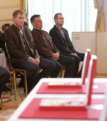 Anl&auml;sslich der Ehrung der drei &ouml;sterreichischen Helfer bei der Rettung der chilenischen Bergleute, lud Bundeskanzler Werner Faymann und Staatssekret&auml;r Josef Ostermayer am 4. November 2010 zu einem Empfang ins Bundeskanzleramt. Peter Lanschober (r.) aus Oberwart/Burgenland sowie Johannes Pemberger (m.) und Heinrich Tilz (l.) aus H&uuml;ttenberg/K&auml;rnten wurden f&uuml;r ihre Verdienste um die Bergung der am 5. August 2010 versch&uuml;tteten Kumpel aus der Kupfermine von San Jose mit dem Goldenen Verdienstzeichen der Republik &Ouml;sterreich ausgezeichnet.