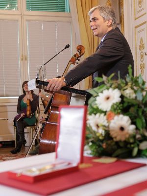 Anl&auml;sslich der Ehrung der drei &ouml;sterreichischen Helfer bei der Rettung der chilenischen Bergleute, lud Bundeskanzler Werner Faymann (im Bild) und Staatssekret&auml;r Josef Ostermayer am 4. November 2010 zu einem Empfang ins Bundeskanzleramt. Peter Lanschober aus Oberwart/Burgenland sowie Johannes Pemberger und Heinrich Tilz aus H&uuml;ttenberg/K&auml;rnten wurden f&uuml;r ihre Verdienste um die Bergung der am 5. August 2010 versch&uuml;tteten Kumpel aus der Kupfermine von San Jose mit dem Goldenen Verdienstzeichen der Republik &Ouml;sterreich ausgezeichnet.