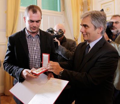 Anl&auml;sslich der Ehrung der drei &ouml;sterreichischen Helfer bei der Rettung der chilenischen Bergleute, lud Bundeskanzler Werner Faymann (r.) und Staatssekret&auml;r Josef Ostermayer am 4. November 2010 zu einem Empfang ins Bundeskanzleramt. Peter Lanschober (l.) aus Oberwart/Burgenland sowie Johannes Pemberger und Heinrich Tilz aus H&uuml;ttenberg/K&auml;rnten wurden f&uuml;r ihre Verdienste um die Bergung der am 5. August 2010 versch&uuml;tteten Kumpel aus der Kupfermine von San Jose mit dem Goldenen Verdienstzeichen der Republik &Ouml;sterreich ausgezeichnet.