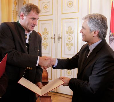 Anl&auml;sslich der Ehrung der drei &ouml;sterreichischen Helfer bei der Rettung der chilenischen Bergleute, lud Bundeskanzler Werner Faymann (r.) und Staatssekret&auml;r Josef Ostermayer am 4. November 2010 zu einem Empfang ins Bundeskanzleramt. Peter Lanschober aus Oberwart/Burgenland sowie Johannes Pemberger und Heinrich Tilz (l.) aus H&uuml;ttenberg/K&auml;rnten wurden f&uuml;r ihre Verdienste um die Bergung der am 5. August 2010 versch&uuml;tteten Kumpel aus der Kupfermine von San Jose mit dem Goldenen Verdienstzeichen der Republik &Ouml;sterreich ausgezeichnet.