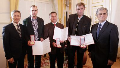 Anl&auml;sslich der Ehrung der drei &ouml;sterreichischen Helfer bei der Rettung der chilenischen Bergleute, lud Bundeskanzler Werner Faymann (r.) und Staatssekret&auml;r Josef Ostermayer (l.) am 4. November 2010 zu einem Empfang ins Bundeskanzleramt. Peter Lanschober (2.v.l.) aus Oberwart/Burgenland sowie Johannes Pemberger (m.) und Heinrich Tilz (2.v.r) aus H&uuml;ttenberg/K&auml;rnten wurden f&uuml;r ihre Verdienste um die Bergung der am 5. August 2010 versch&uuml;tteten Kumpel aus der Kupfermine von San Jose mit dem Goldenen Verdienstzeichen der Republik &Ouml;sterreich ausgezeichnet.