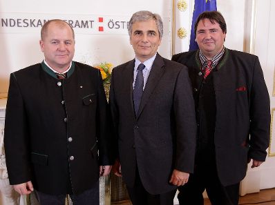 Anl&auml;sslich der Ehrung der drei &ouml;sterreichischen Helfer bei der Rettung der chilenischen Bergleute, lud Bundeskanzler Werner Faymann und Staatssekret&auml;r Josef Ostermayer am 4. November 2010 zu einem Empfang ins Bundeskanzleramt. Peter Lanschober aus Oberwart/Burgenland sowie Johannes Pemberger und Heinrich Tilz aus H&uuml;ttenberg/K&auml;rnten wurden f&uuml;r ihre Verdienste um die Bergung der am 5. August 2010 versch&uuml;tteten Kumpel aus der Kupfermine von San Jose mit dem Goldenen Verdienstzeichen der Republik &Ouml;sterreich ausgezeichnet.