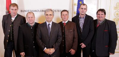 Anl&auml;sslich der Ehrung der drei &ouml;sterreichischen Helfer bei der Rettung der chilenischen Bergleute, lud Bundeskanzler Werner Faymann und Staatssekret&auml;r Josef Ostermayer am 4. November 2010 zu einem Empfang ins Bundeskanzleramt. Peter Lanschober aus Oberwart/Burgenland sowie Johannes Pemberger und Heinrich Tilz aus H&uuml;ttenberg/K&auml;rnten wurden f&uuml;r ihre Verdienste um die Bergung der am 5. August 2010 versch&uuml;tteten Kumpel aus der Kupfermine von San Jose mit dem Goldenen Verdienstzeichen der Republik &Ouml;sterreich ausgezeichnet.