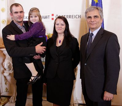 Anl&auml;sslich der Ehrung der drei &ouml;sterreichischen Helfer bei der Rettung der chilenischen Bergleute, lud Bundeskanzler Werner Faymann und Staatssekret&auml;r Josef Ostermayer am 4. November 2010 zu einem Empfang ins Bundeskanzleramt. Peter Lanschober aus Oberwart/Burgenland sowie Johannes Pemberger und Heinrich Tilz aus H&uuml;ttenberg/K&auml;rnten wurden f&uuml;r ihre Verdienste um die Bergung der am 5. August 2010 versch&uuml;tteten Kumpel aus der Kupfermine von San Jose mit dem Goldenen Verdienstzeichen der Republik &Ouml;sterreich ausgezeichnet.