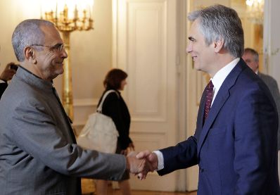 Am 3. November 2010 lud Bundeskanzler Werner Faymann (r.) anl&auml;sslich des diesj&auml;hrigen Wiener Nobelpreistr&auml;gerseminars zu einem Empfang ins Bundeskanzleramt. Der Empfang fand unter Beisein der mit dem Friedensnobelpreis ausgezeichneten Mohamed ElBaradei - 2005, Jos&eacute; Ramos-Horta (l.) - 1996, Melissa Fleming, als Vertreterin des Hohen Fl&uuml;chtlingskommissars der Vereinten Nationen - 1954 und 1981, des internationalen Pr&auml;sidenten von M&eacute;decins Sans Frontičres - 1999, Unni Karunakara sowie dem Pr&auml;sidenten des Vereins des Wiener Nobelpreistr&auml;gerseminars Helmuth H&uuml;ffel statt.