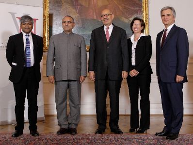 Am 3. November 2010 lud der Bundeskanzler anl&auml;sslich des diesj&auml;hrigen Wiener Nobelpreistr&auml;gerseminars zu einem Empfang ins Bundeskanzleramt. Im Bild (v.l.n.r.) der Pr&auml;sident von M&eacute;decins Sans Frontičres Unni Karunakara, Jos&eacute; Ramos-Horta, Mohamed ElBaradei, Melissa Fleming als Vertreterin des Hohen Fl&uuml;chtlingskommissars der Vereinten Nationen und Bundeskanzler Werner Faymann.
