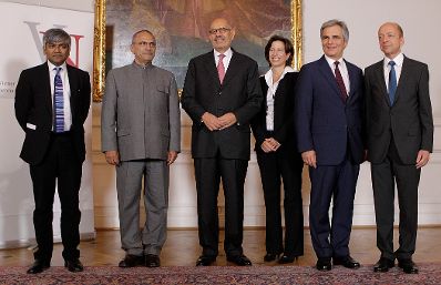 Am 3. November 2010 lud der Bundeskanzler anl&auml;sslich des diesj&auml;hrigen Wiener Nobelpreistr&auml;gerseminars zu einem Empfang ins Bundeskanzleramt. Im Bild (v.l.n.r.) der Pr&auml;sident von M&eacute;decins Sans Frontičres Unni Karunakara, Jos&eacute; Ramos-Horta, Mohamed ElBaradei, Melissa Fleming, als Vertreterin des Hohen Fl&uuml;chtlingskommissars der Vereinten Nationen, Bundeskanzler Werner Faymann und der Pr&auml;sident des Vereins des Wiener Nobelpreistr&auml;gerseminars Helmuth H&uuml;ffel.