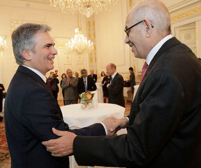 Am 3. November 2010 lud Bundeskanzler Werner Faymann (l.) anl&auml;sslich des diesj&auml;hrigen Wiener Nobelpreistr&auml;gerseminars zu einem Empfang ins Bundeskanzleramt. Der Empfang fand unter Beisein der mit dem Friedensnobelpreis ausgezeichneten Mohamed ElBaradei (r.) - 2005, Jos&eacute; Ramos-Horta - 1996, Melissa Fleming, als Vertreterin des Hohen Fl&uuml;chtlingskommissars der Vereinten Nationen - 1954 und 1981, des internationalen Pr&auml;sidenten von M&eacute;decins Sans Frontičres - 1999, Unni Karunakara sowie dem Pr&auml;sidenten des Vereins des Wiener Nobelpreistr&auml;gerseminars Helmuth H&uuml;ffel statt.